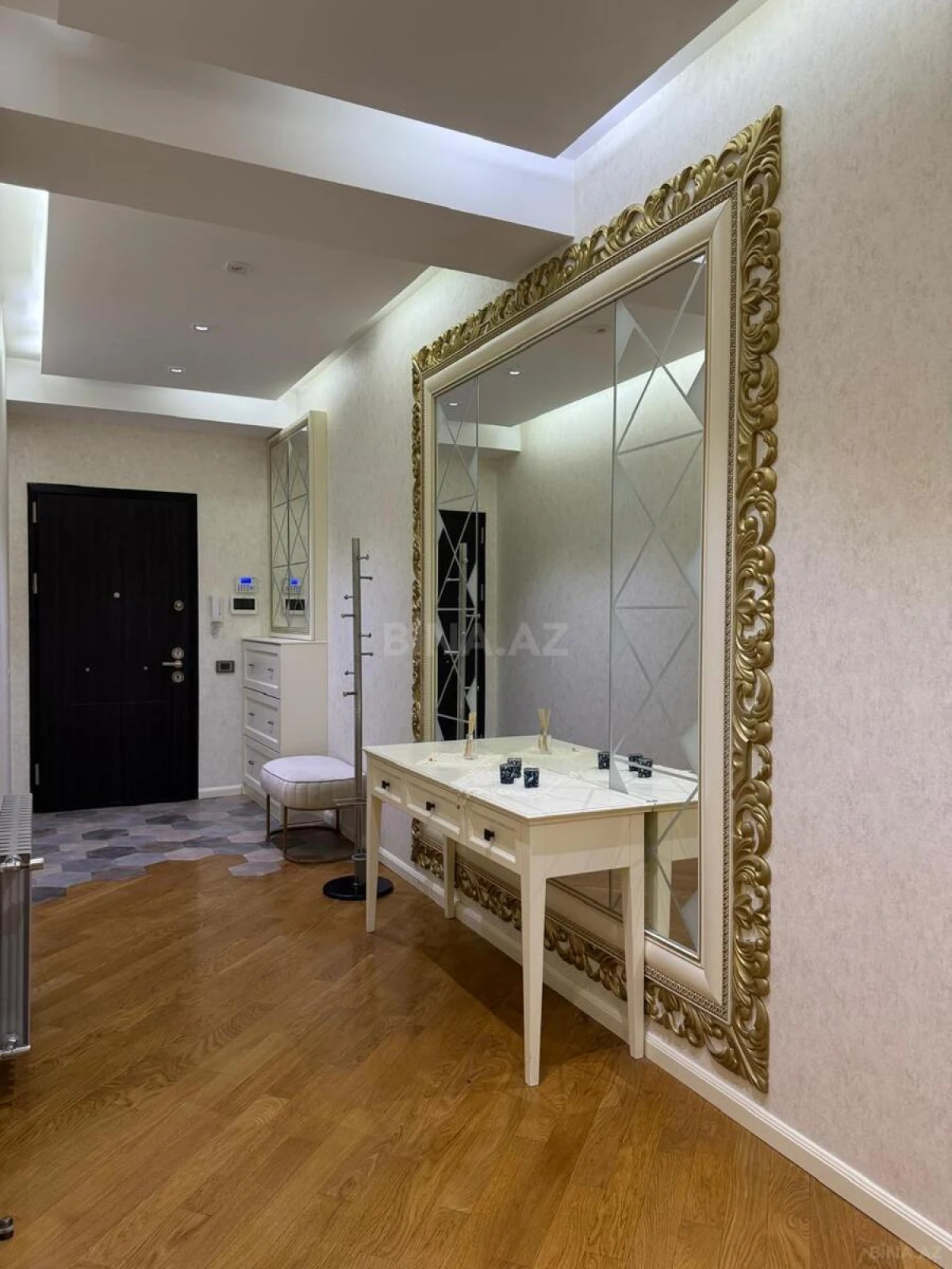 Satılır 6 otaqlı mənzil 270 m²