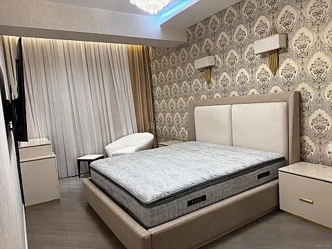 Satılır 6 otaqlı mənzil 270 m²