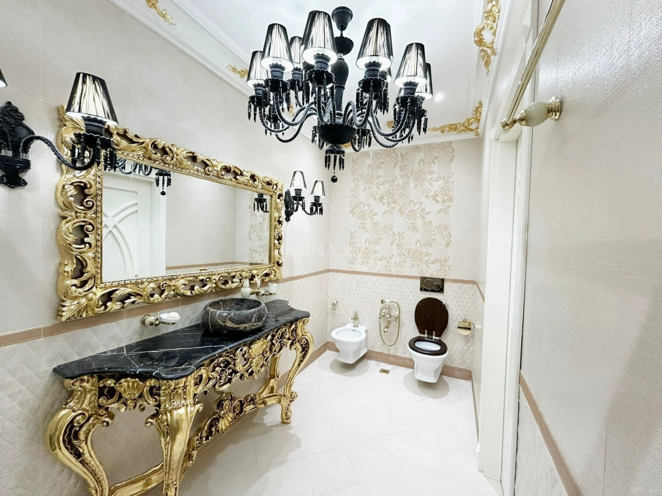 Kirayə verilir 4 otaqlı mənzil 180 m²