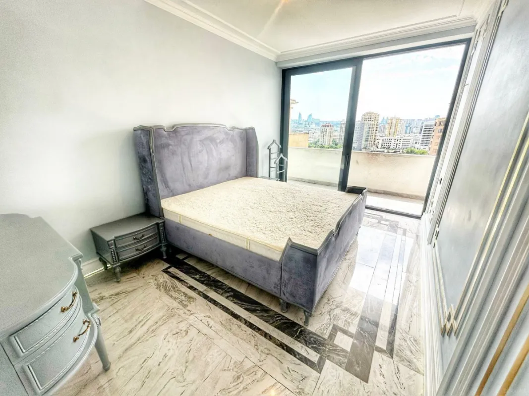 Kirayə verilir 4 otaqlı mənzil 180 m²