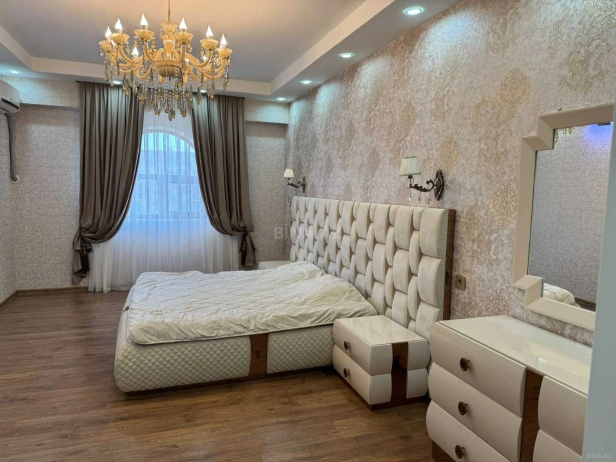 Satılır 4 otaqlı mənzil 147 m²