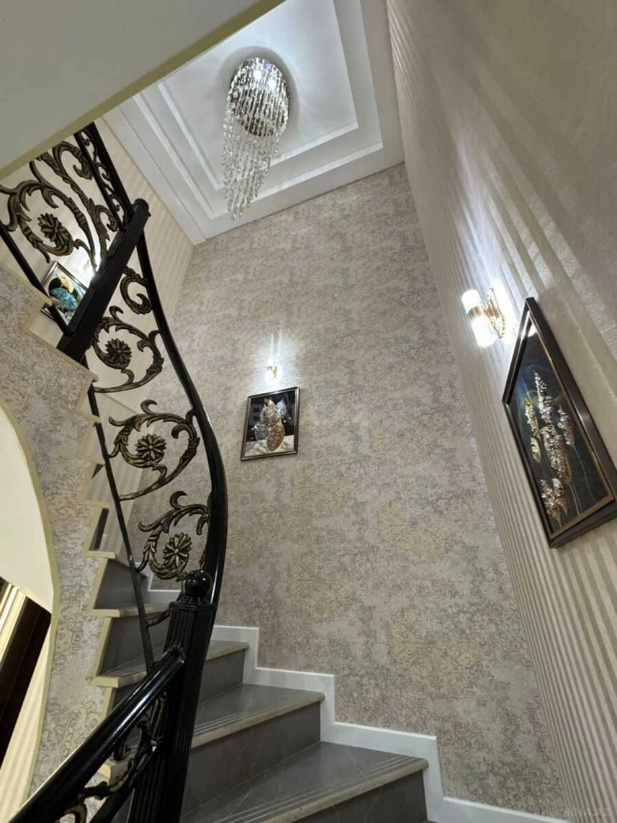 Satılır 4 otaqlı mənzil 147 m²