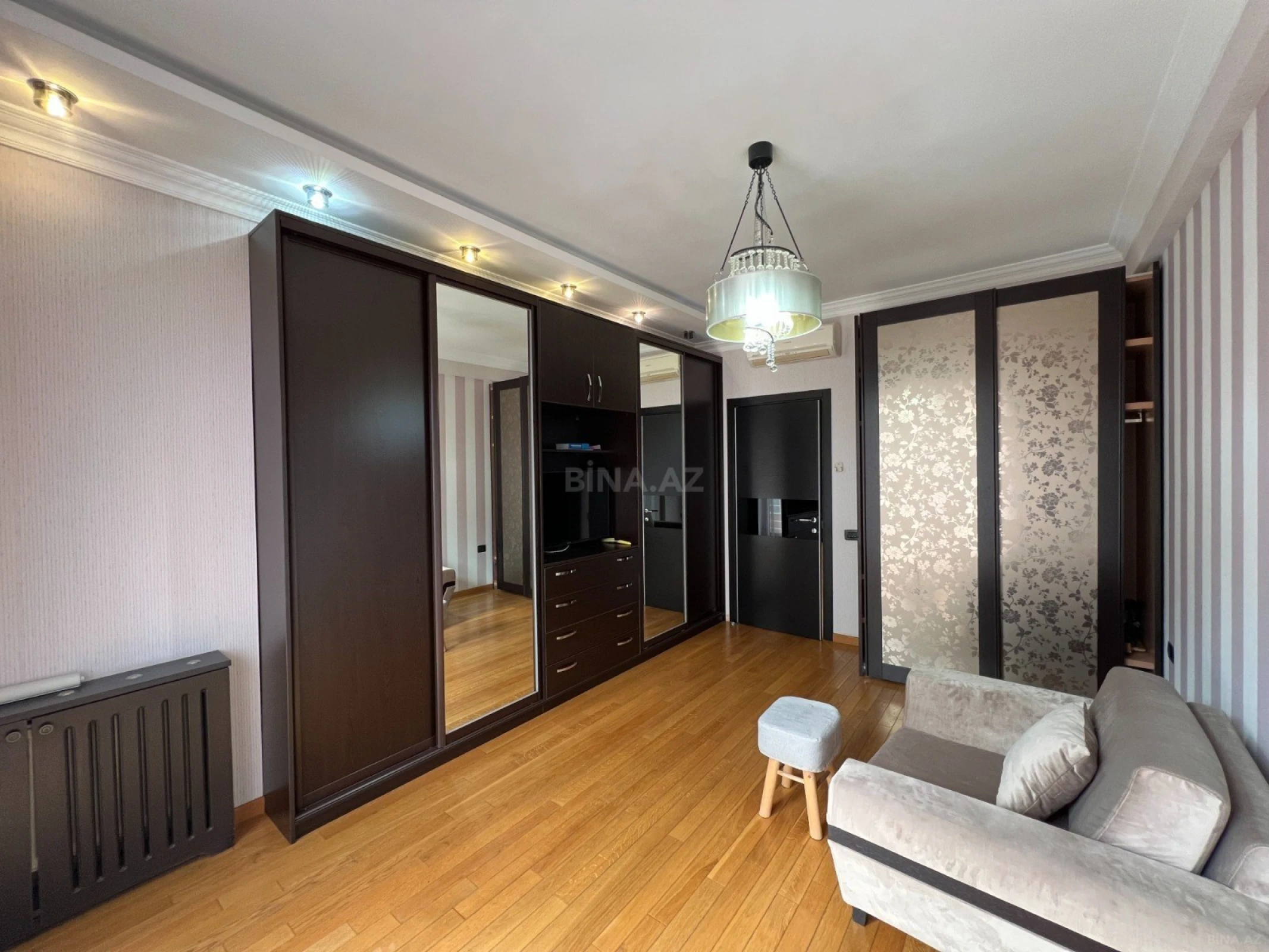 Satılır 4 otaqlı mənzil 220 m²