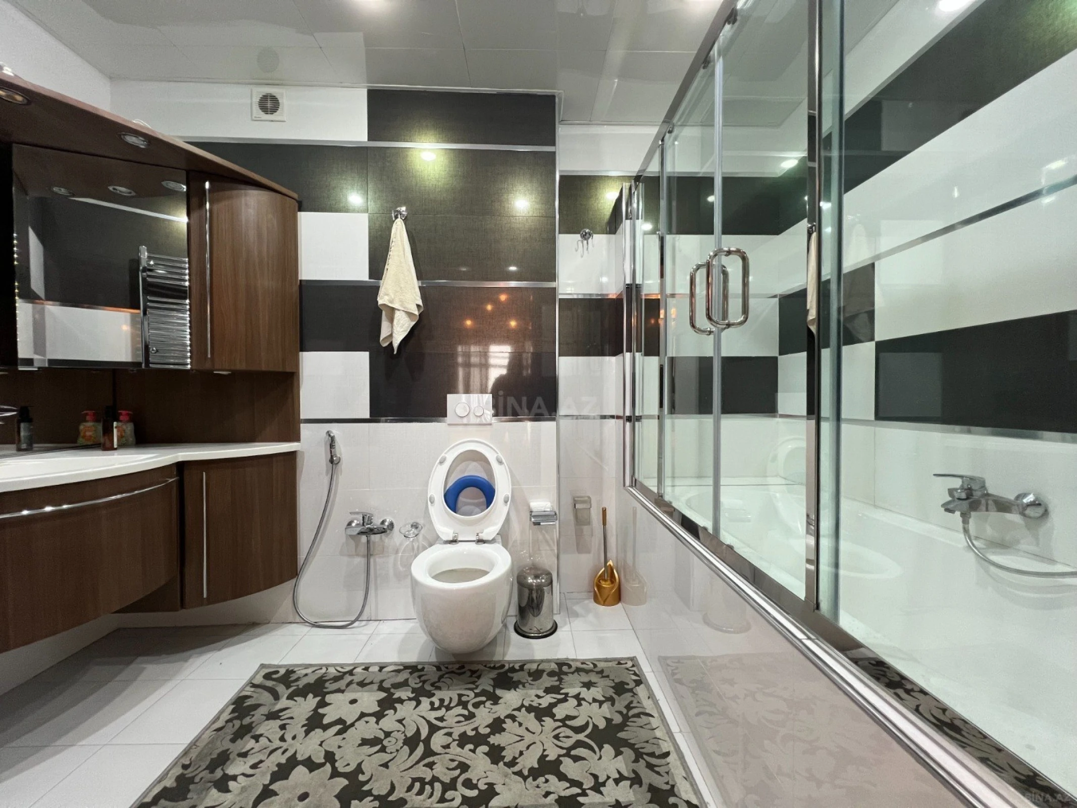 Satılır 4 otaqlı mənzil 220 m²