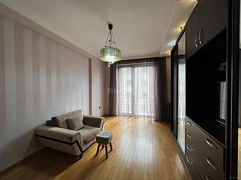 Satılır 4 otaqlı mənzil 220 m²