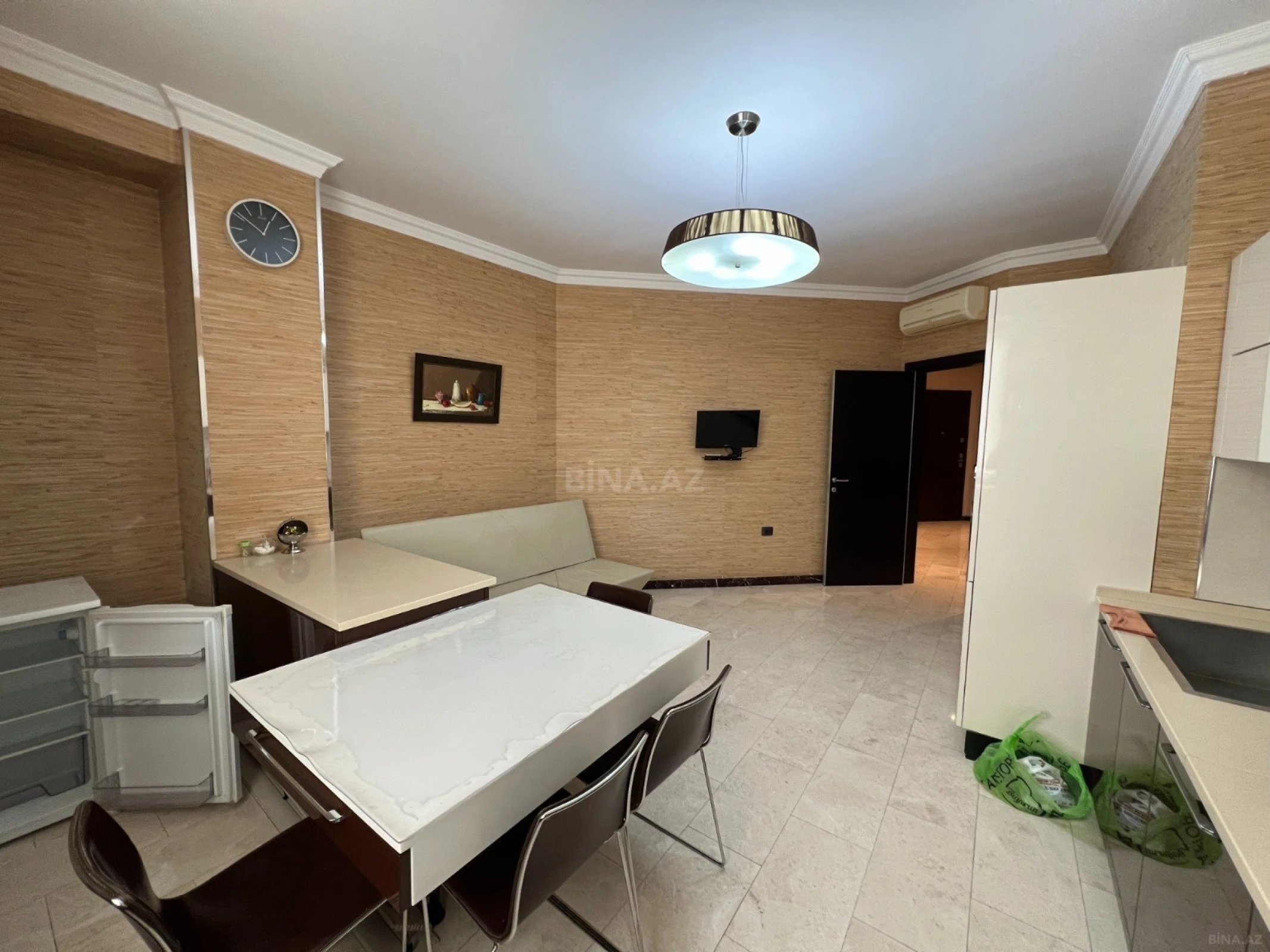 Satılır 4 otaqlı mənzil 220 m²