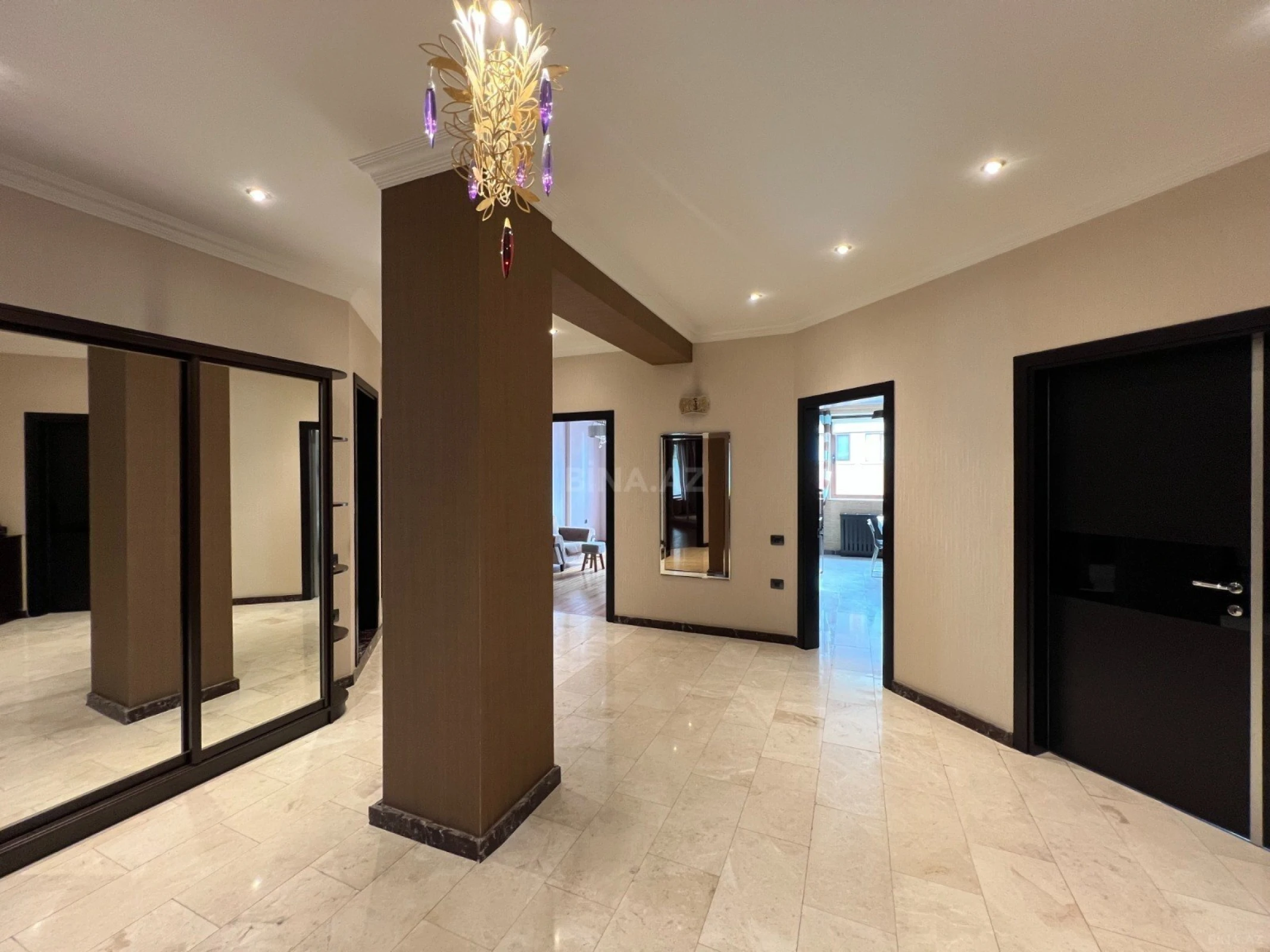 Satılır 4 otaqlı mənzil 220 m²