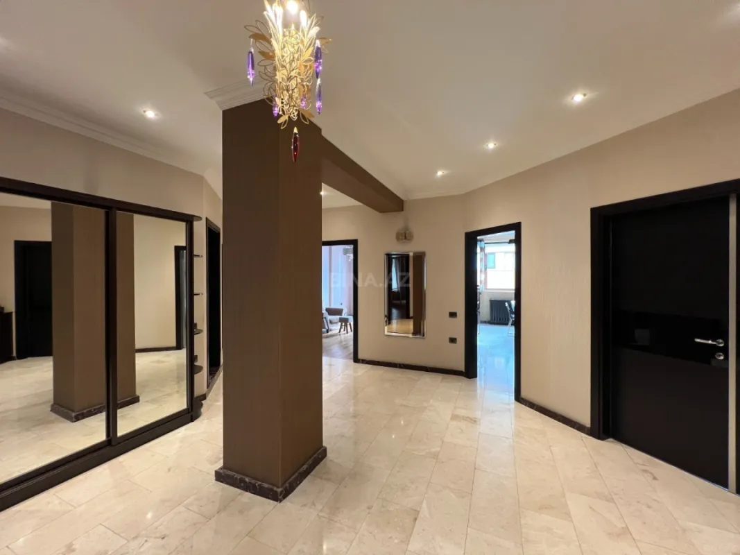 Satılır 4 otaqlı mənzil 220 m²