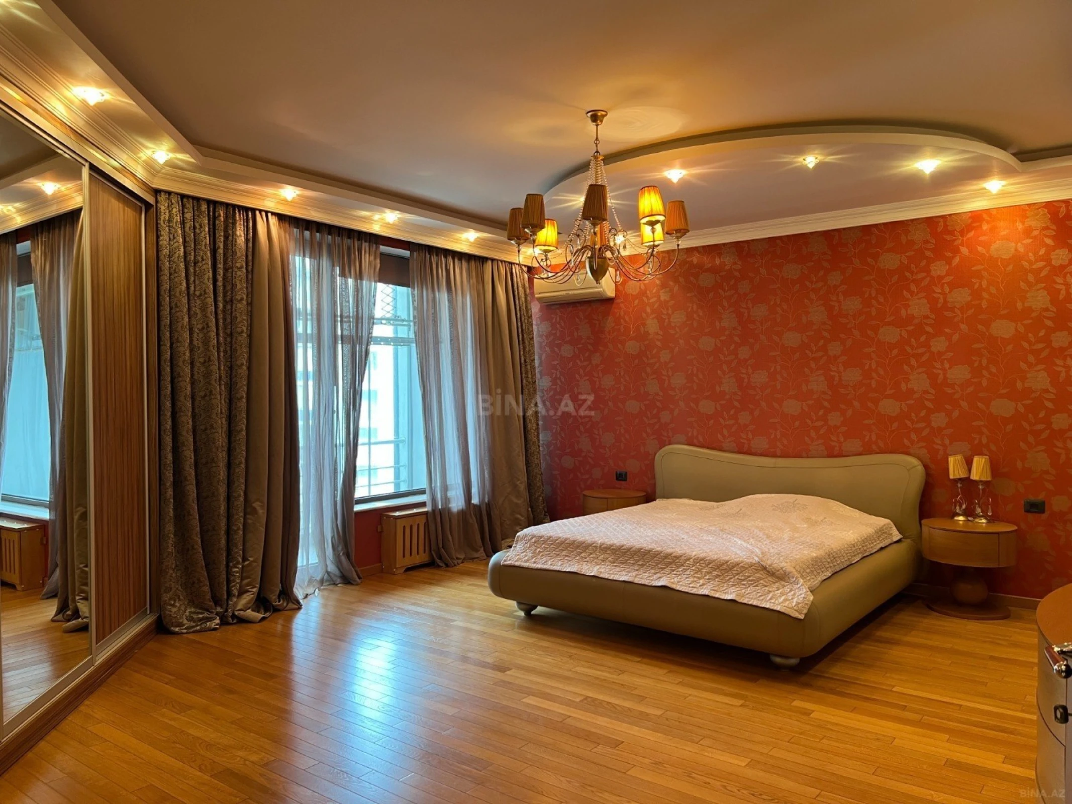 Satılır 4 otaqlı mənzil 220 m²