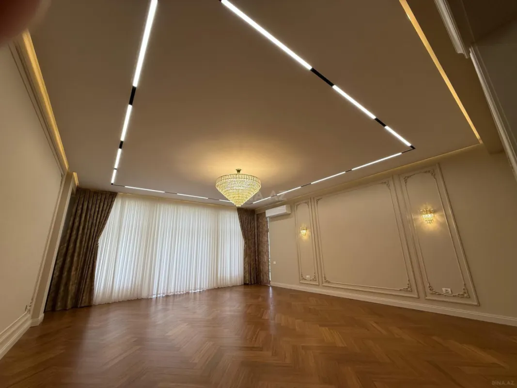 Satılır 4 otaqlı mənzil 240 m²