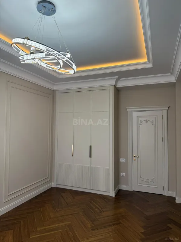 Satılır 4 otaqlı mənzil 240 m²