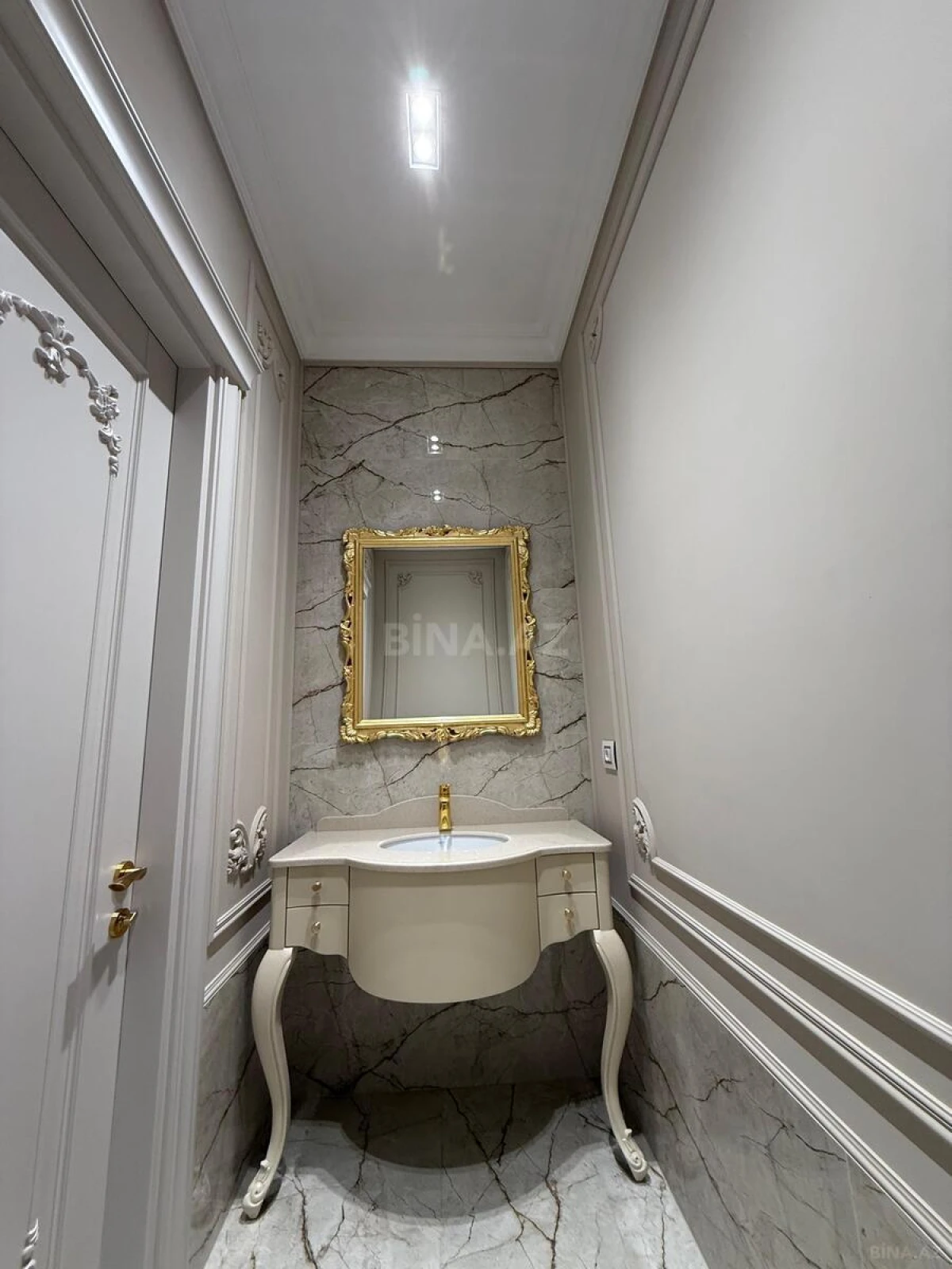 Satılır 4 otaqlı mənzil 240 m²