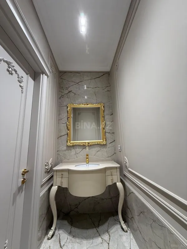 Satılır 4 otaqlı mənzil 240 m²