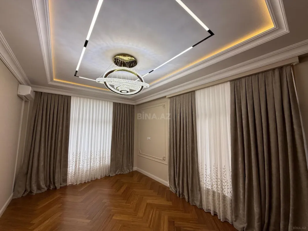 Satılır 4 otaqlı mənzil 240 m²