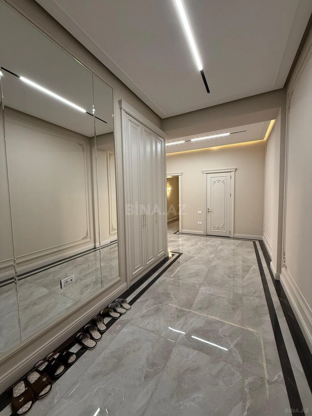 Satılır 4 otaqlı mənzil 240 m²