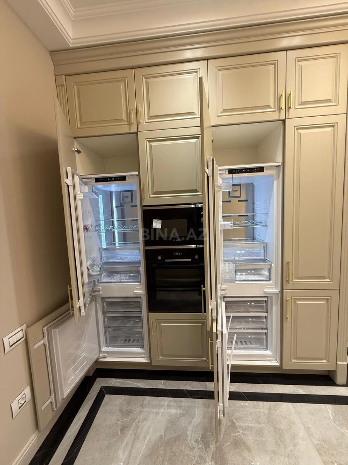 Satılır 4 otaqlı mənzil 240 m²