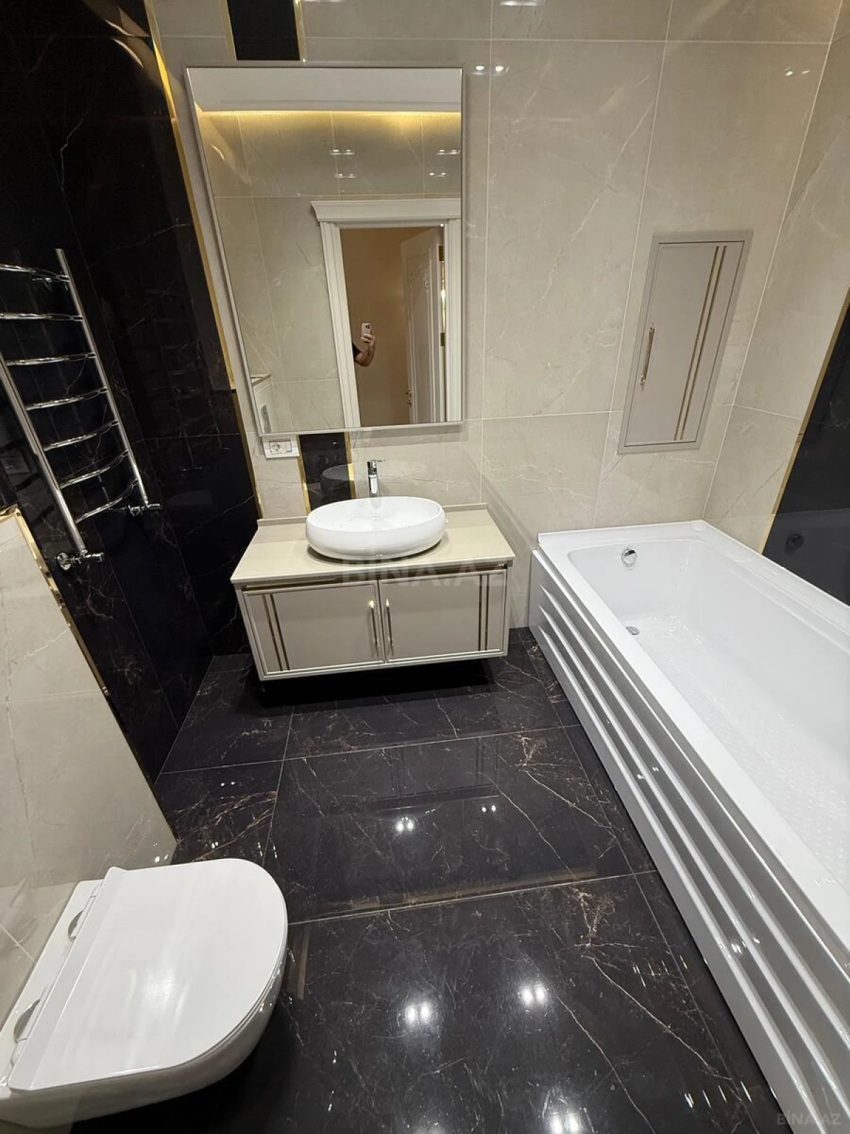 Satılır 4 otaqlı mənzil 240 m²