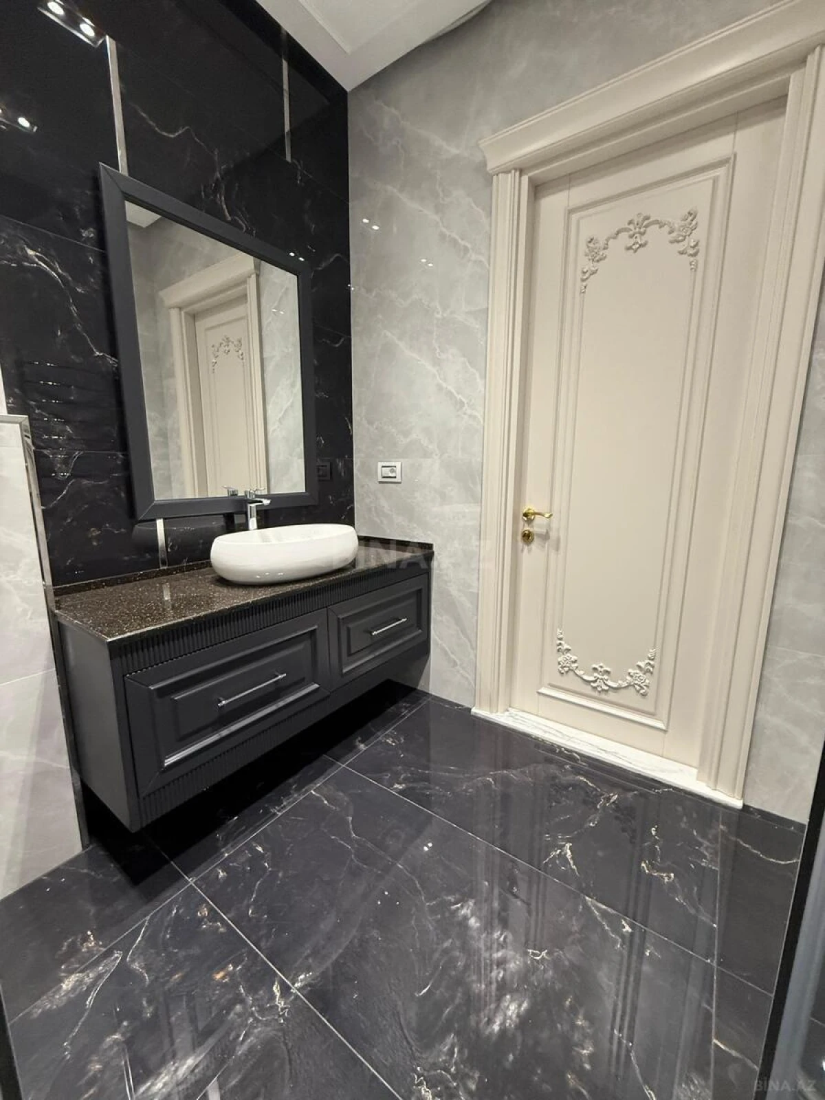 Satılır 4 otaqlı mənzil 240 m²