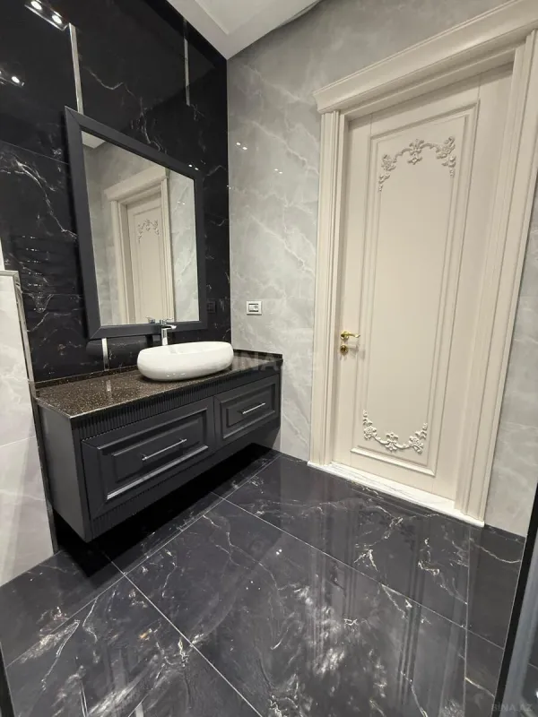 Satılır 4 otaqlı mənzil 240 m²