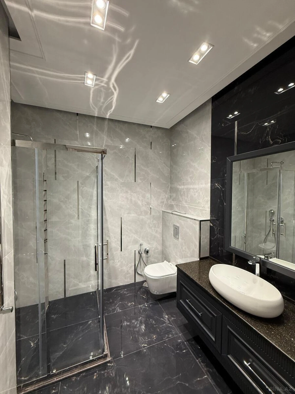 Satılır 4 otaqlı mənzil 240 m²