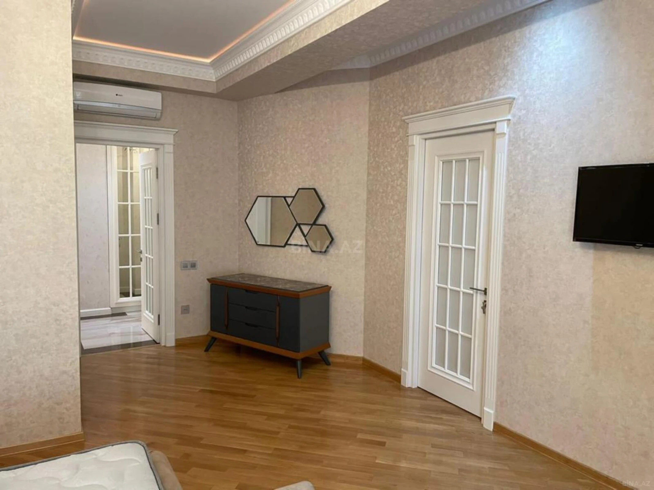Kirayə verilir 4 otaqlı mənzil 220 m²