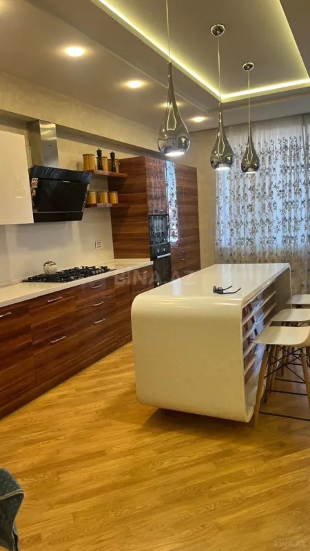 Kirayə verilir 4 otaqlı mənzil 185 m²