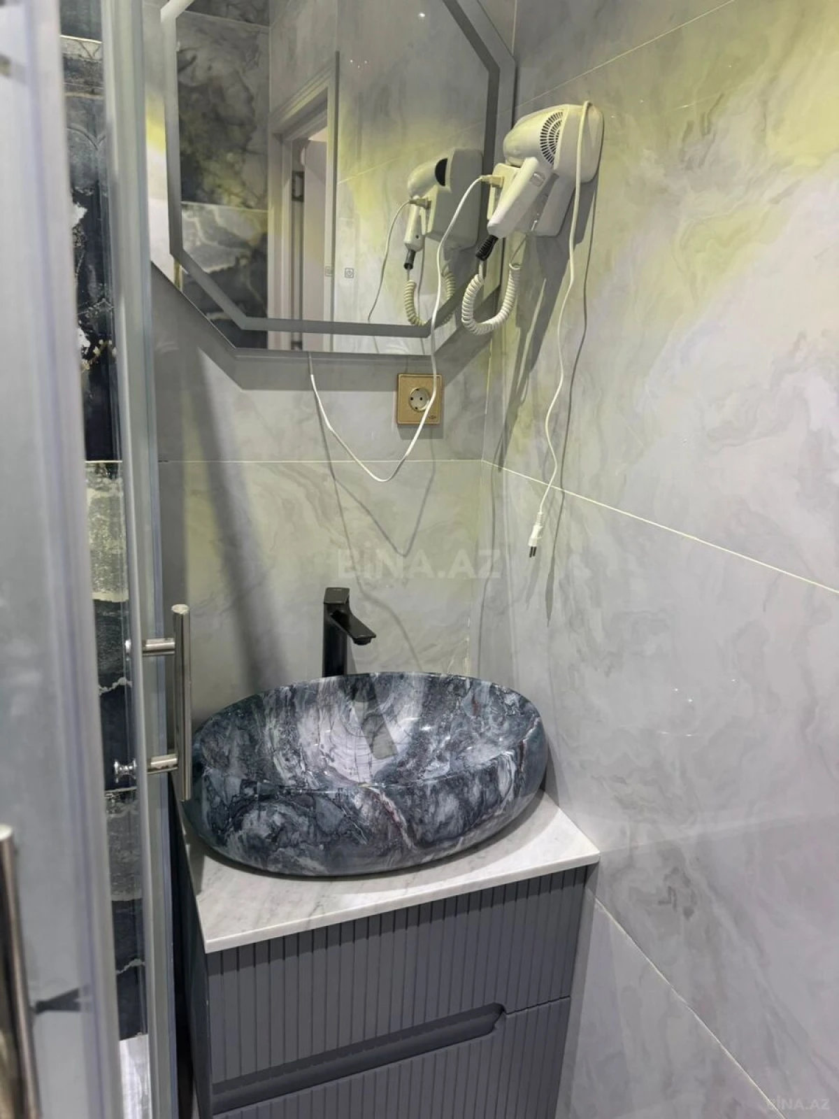 Satılır obyekt 210 m²