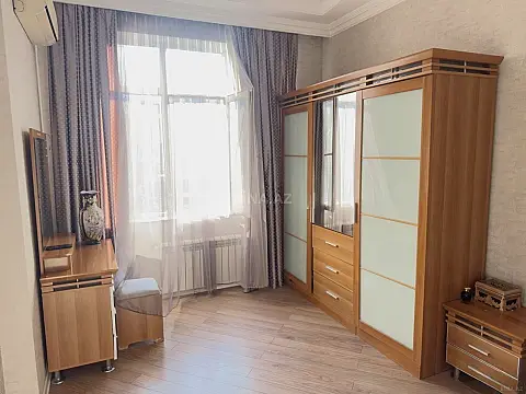 Satılır 4 otaqlı mənzil 205 m²