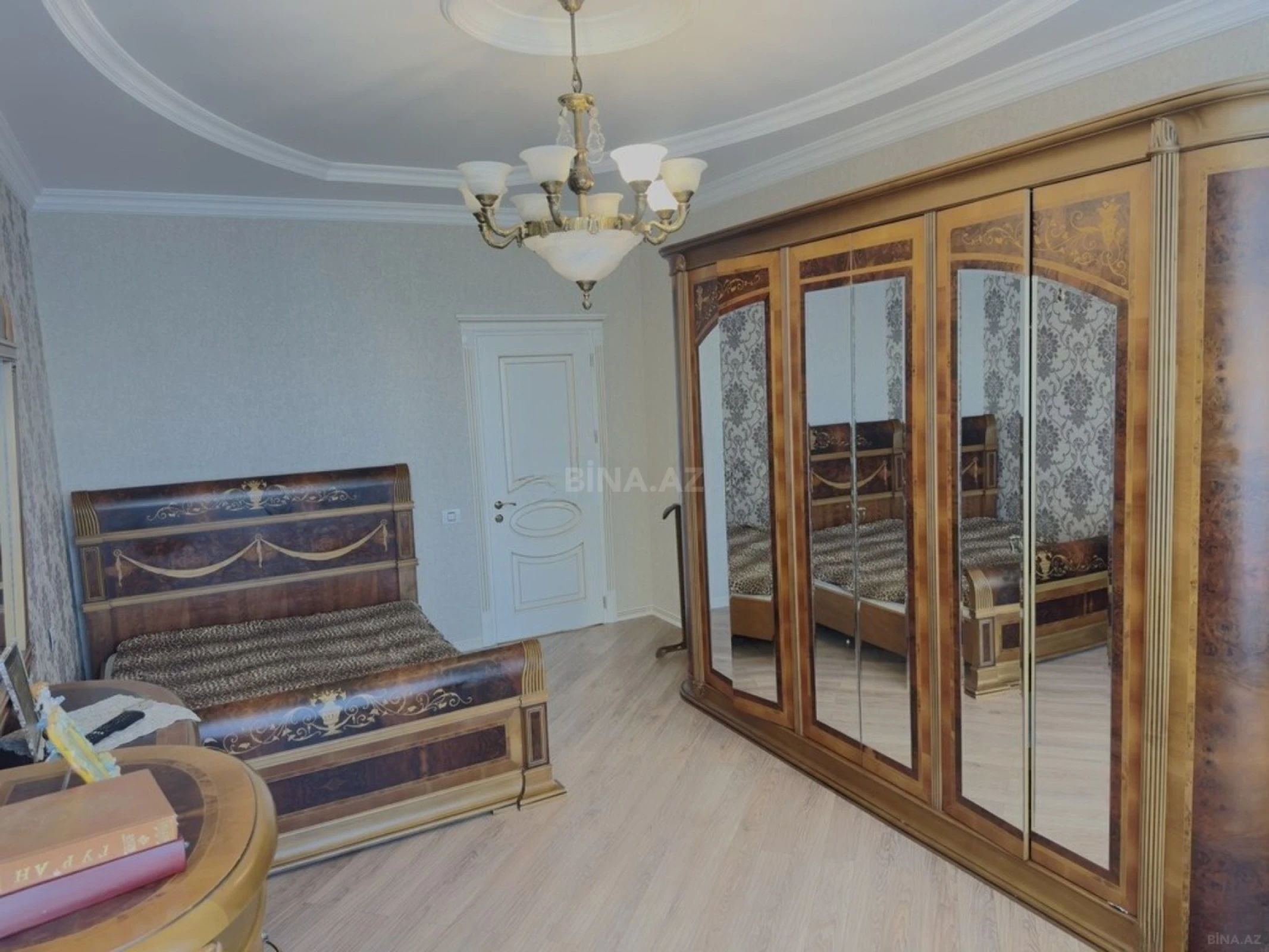 Satılır 4 otaqlı mənzil 205 m²