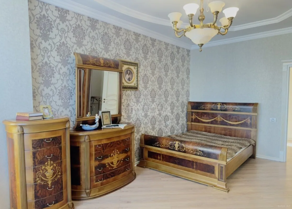 Satılır 4 otaqlı mənzil 205 m²