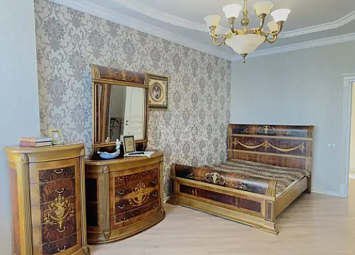 Satılır 4 otaqlı mənzil 205 m²