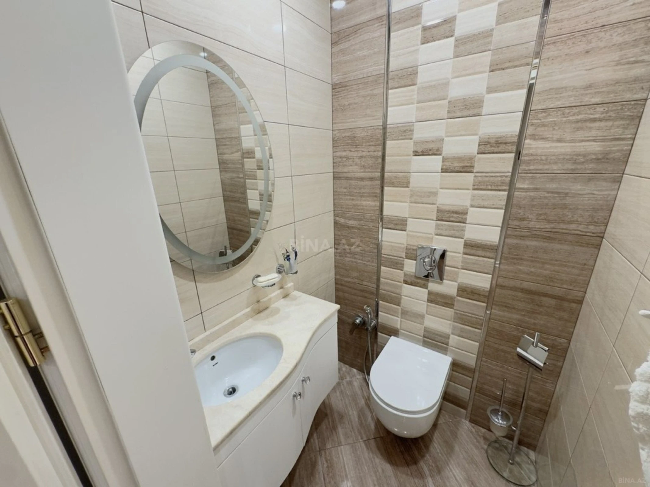Satılır 4 otaqlı mənzil 205 m²