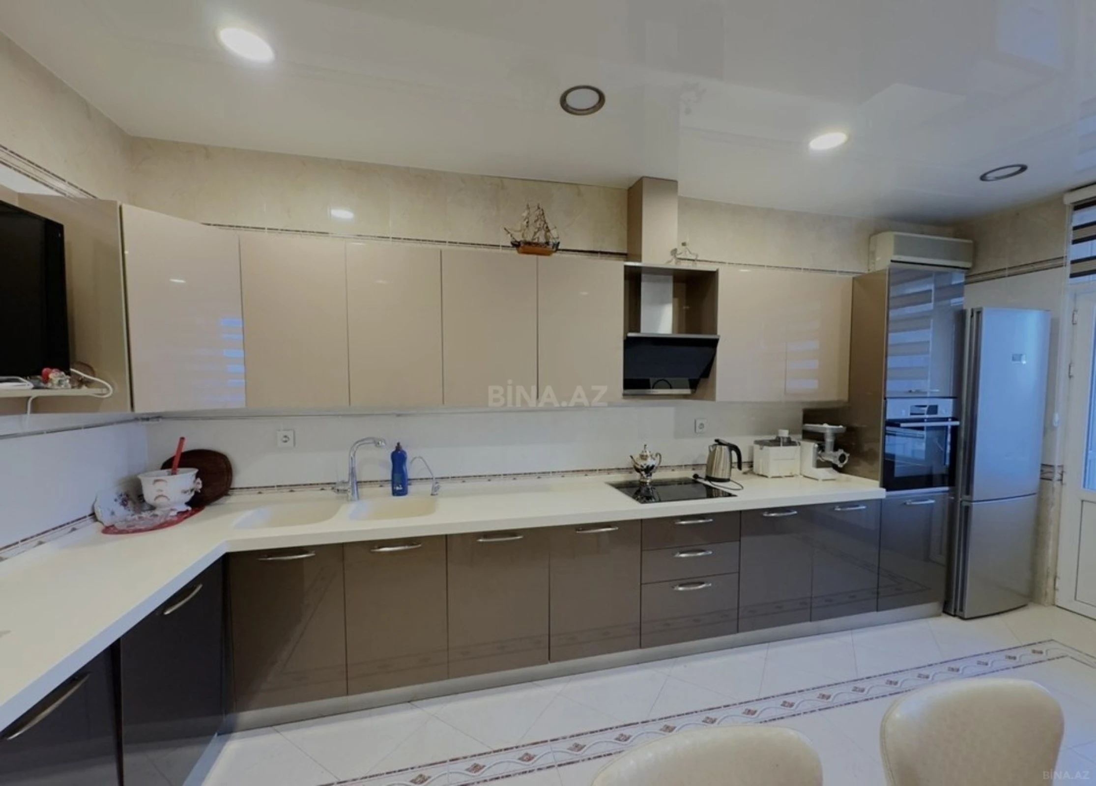 Satılır 4 otaqlı mənzil 205 m²