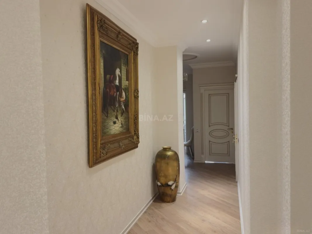 Satılır 4 otaqlı mənzil 205 m²