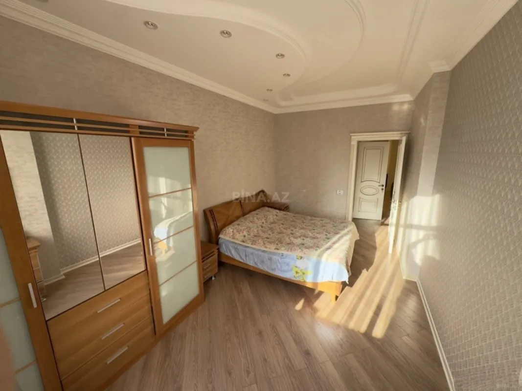 Satılır 4 otaqlı mənzil 205 m²
