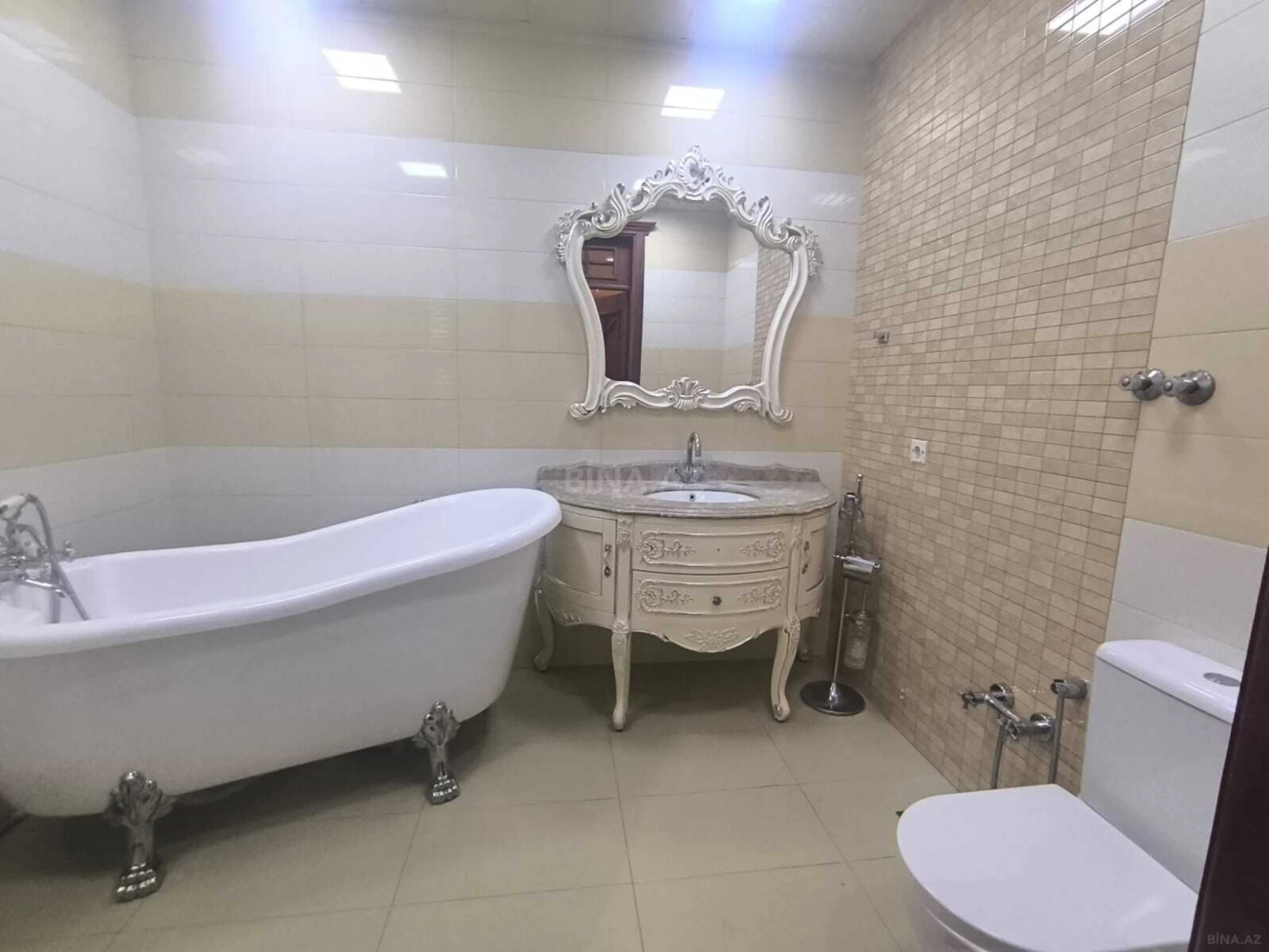 Satılır 3 otaqlı mənzil 142 m²