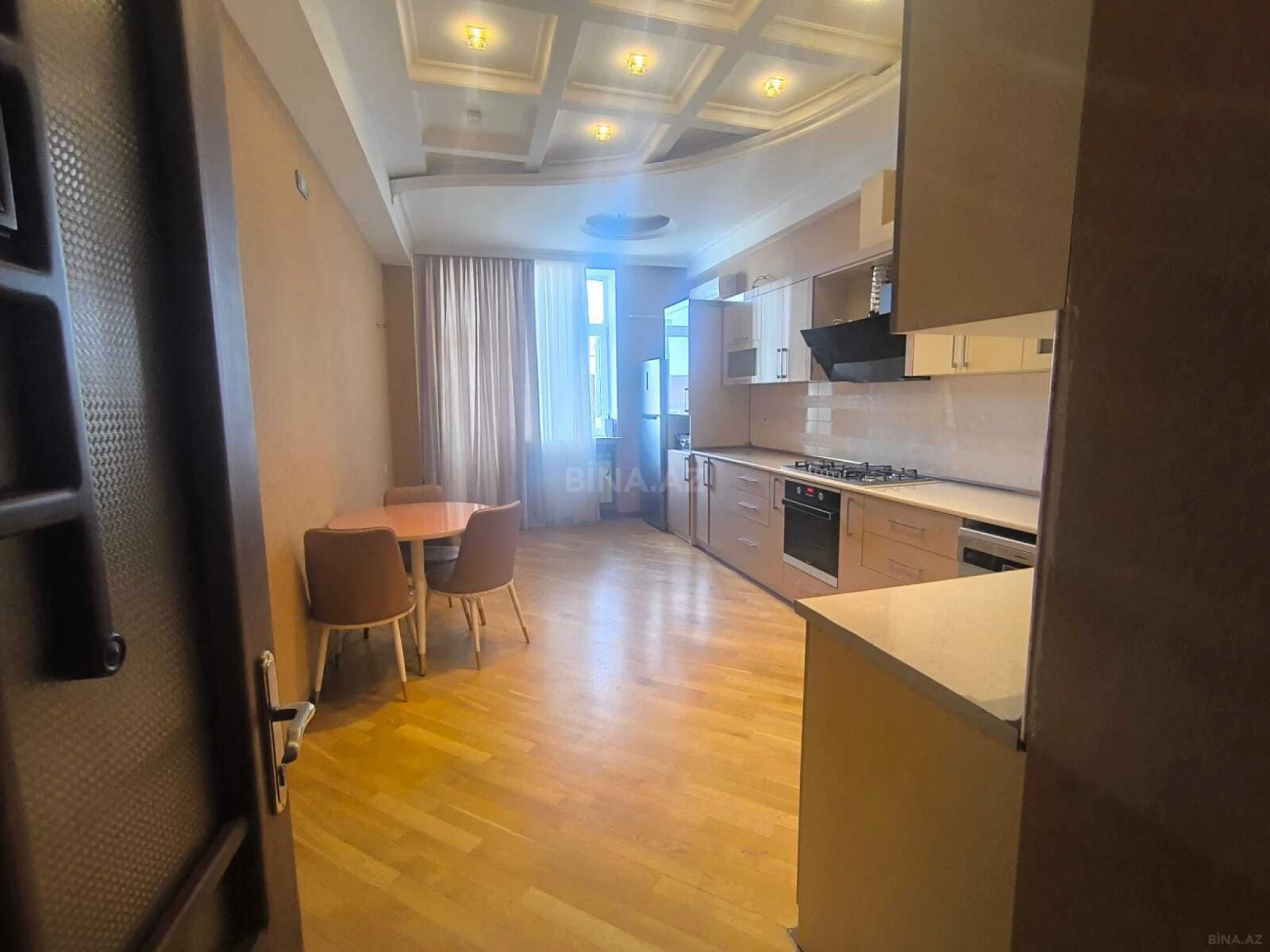 Satılır 3 otaqlı mənzil 142 m²