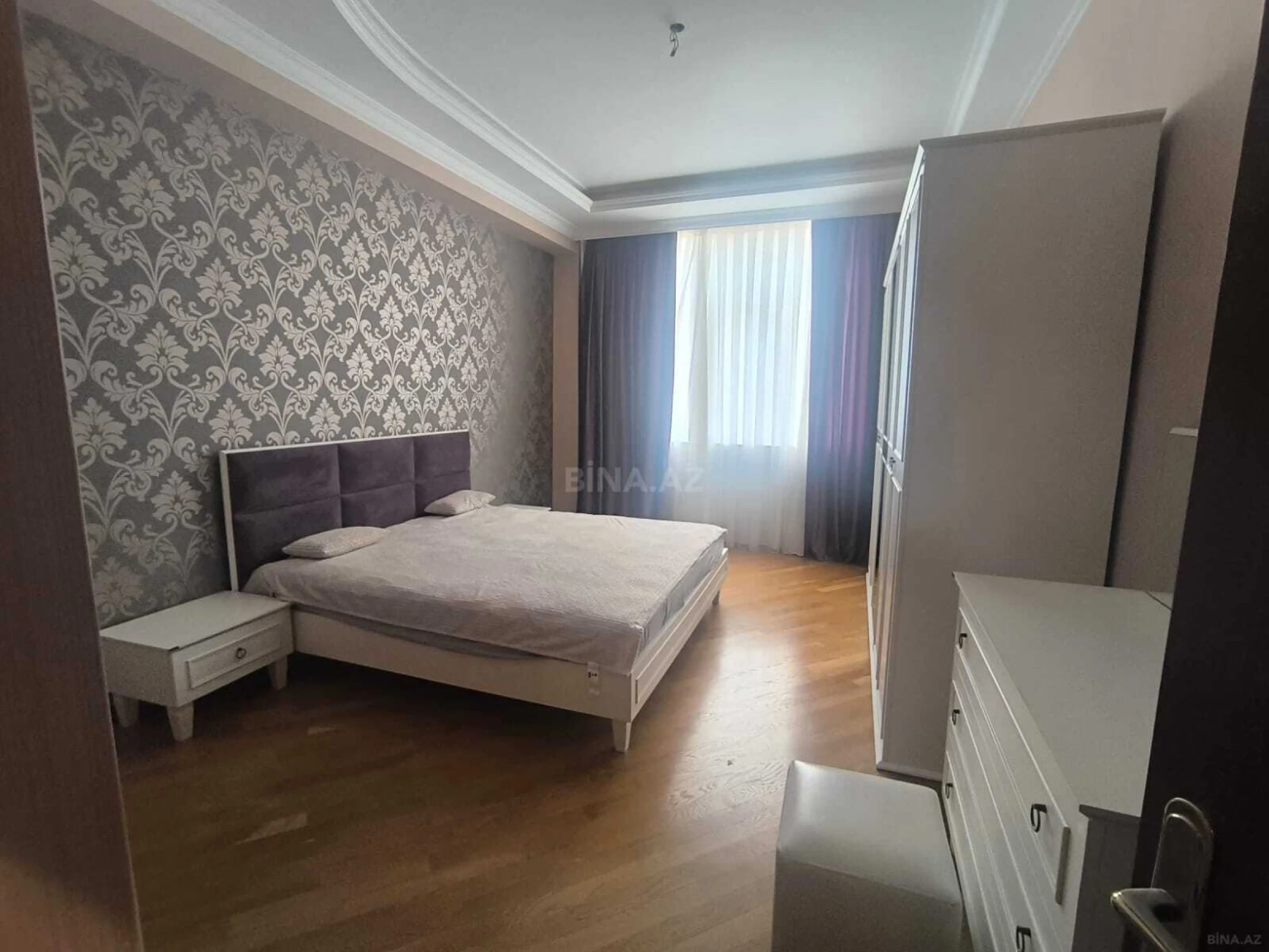 Satılır 3 otaqlı mənzil 142 m²