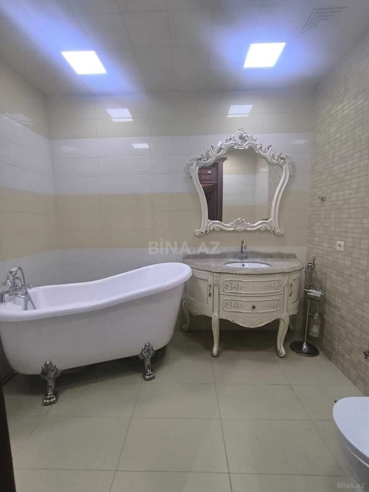 Satılır 3 otaqlı mənzil 142 m²