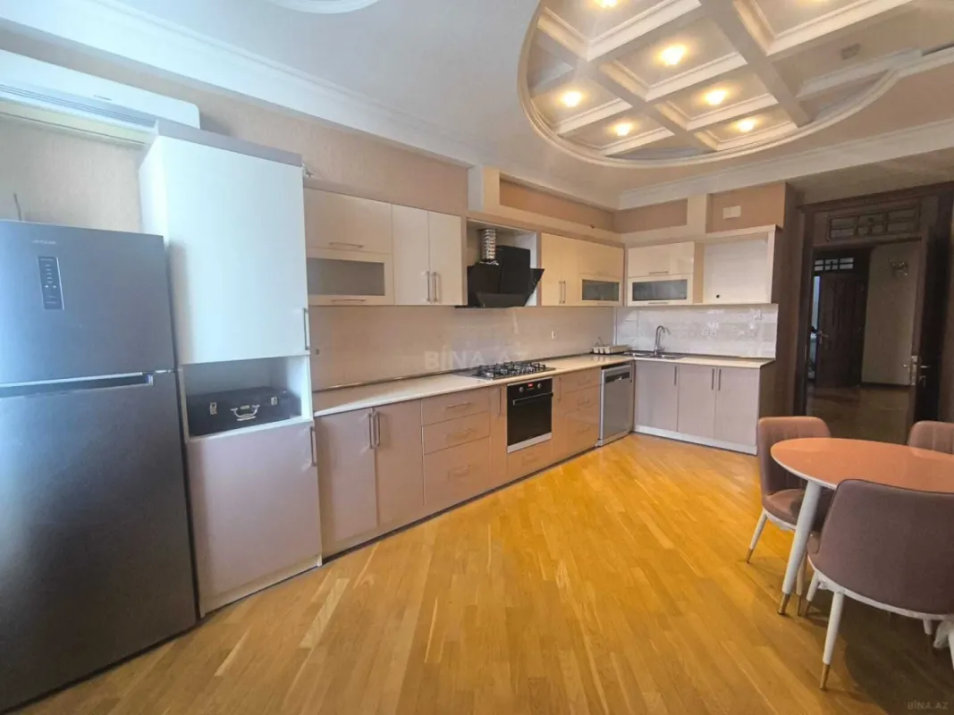 Satılır 3 otaqlı mənzil 142 m²