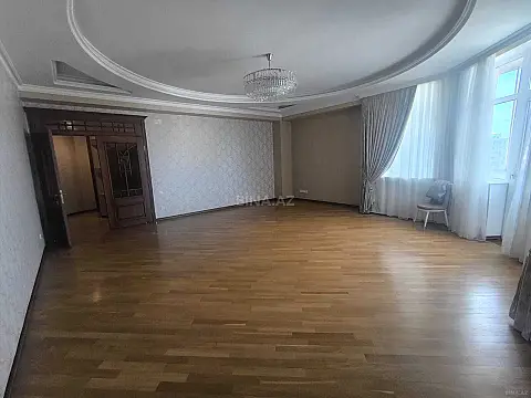 Satılır 3 otaqlı mənzil 142 m²