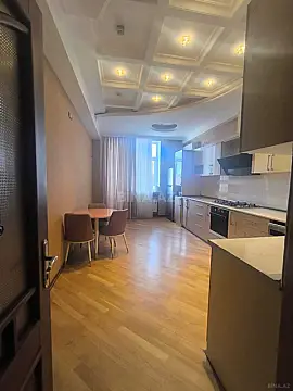 Satılır 3 otaqlı mənzil 142 m²