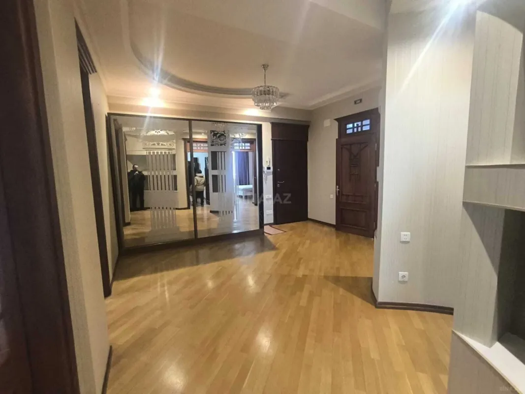 Satılır 3 otaqlı mənzil 142 m²