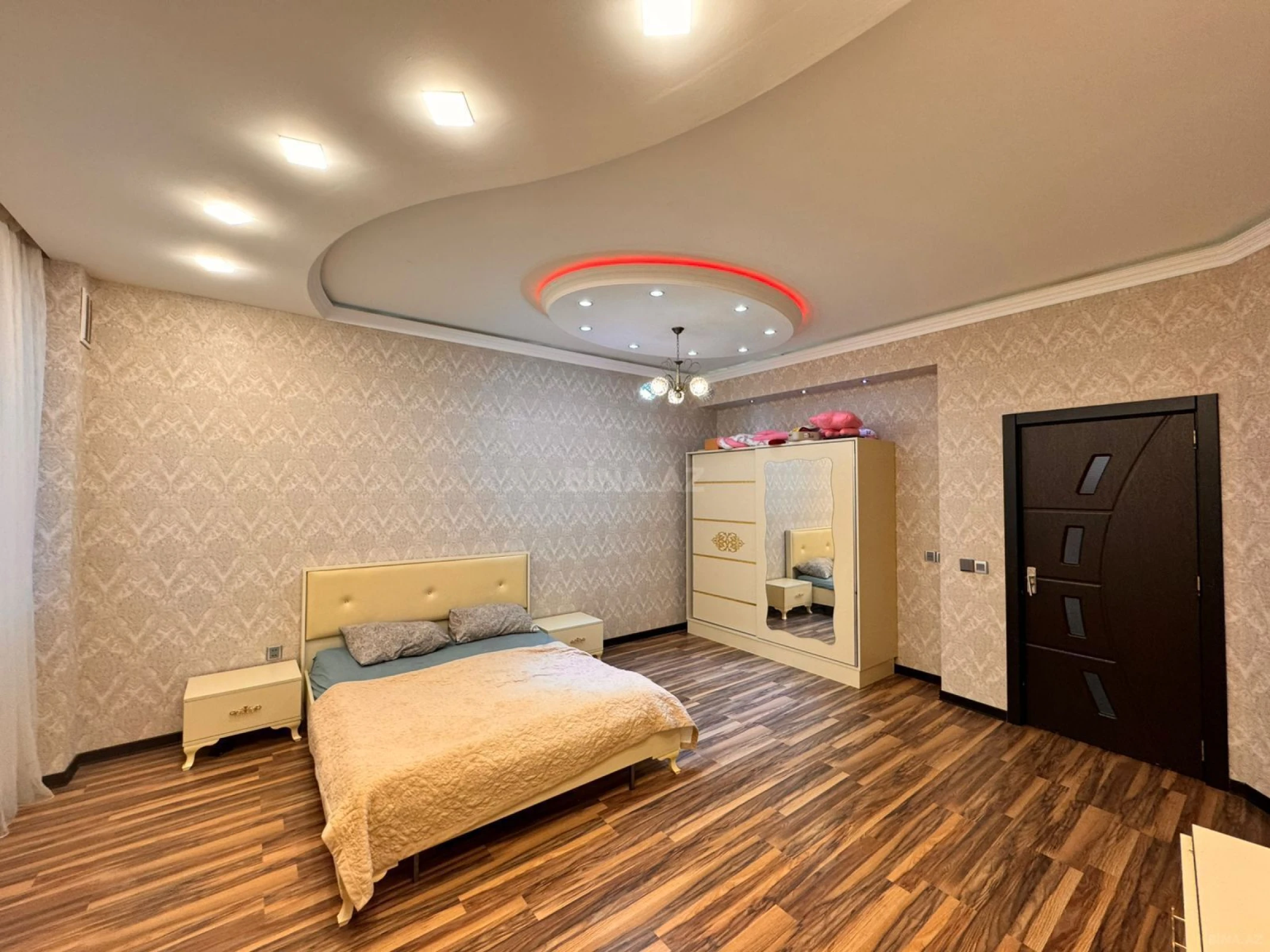 Satılır 2 otaqlı mənzil 102 m²