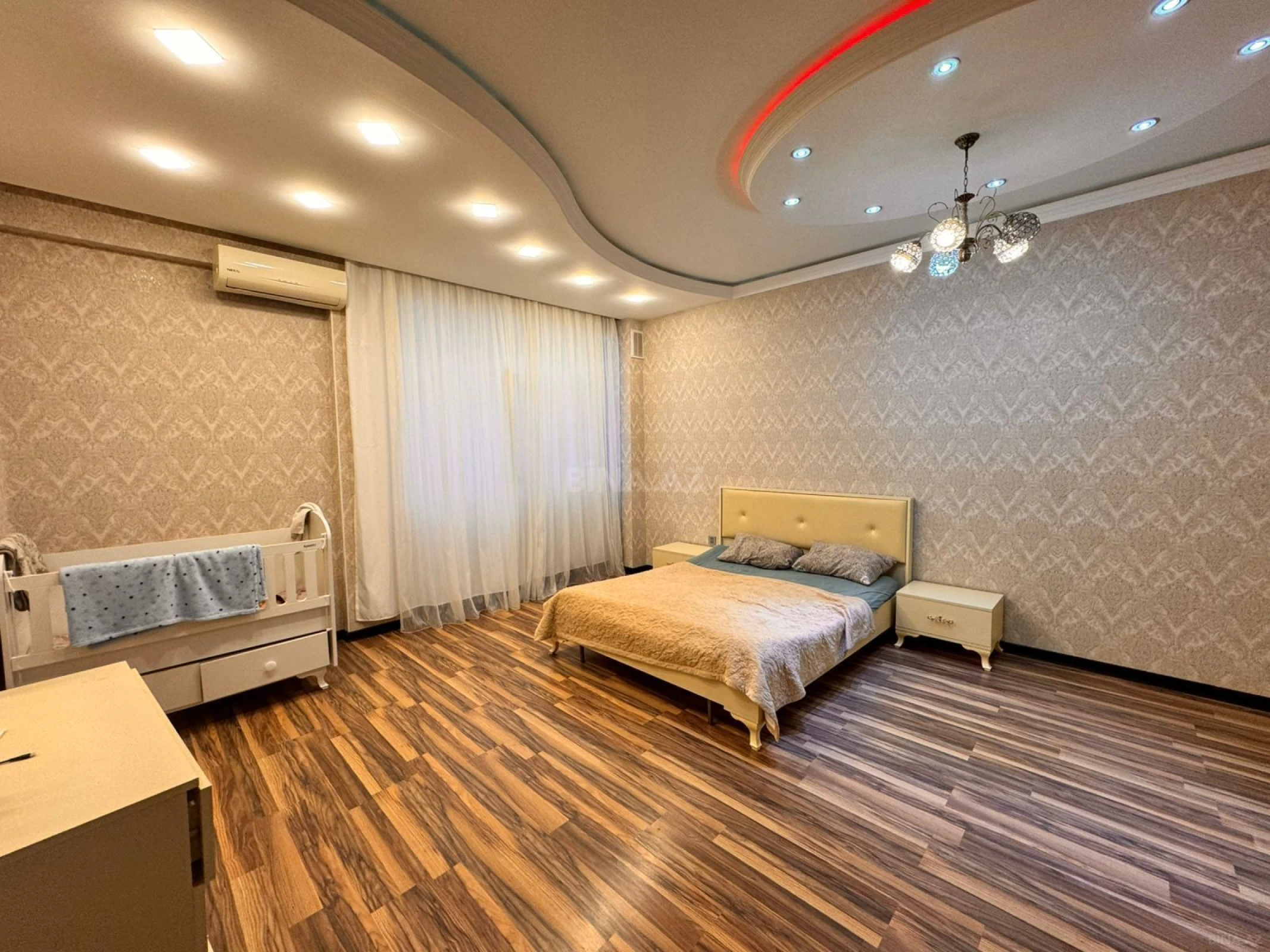Satılır 2 otaqlı mənzil 102 m²