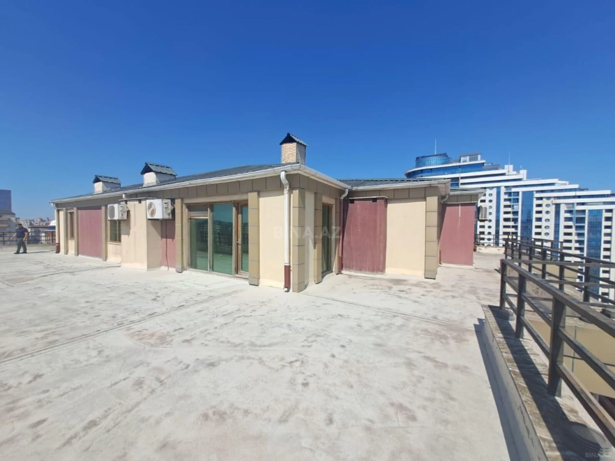 Satılır 5 otaqlı mənzil 840 m²