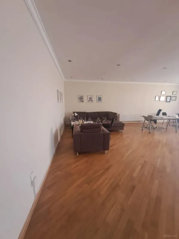 Satılır 5 otaqlı mənzil 840 m²