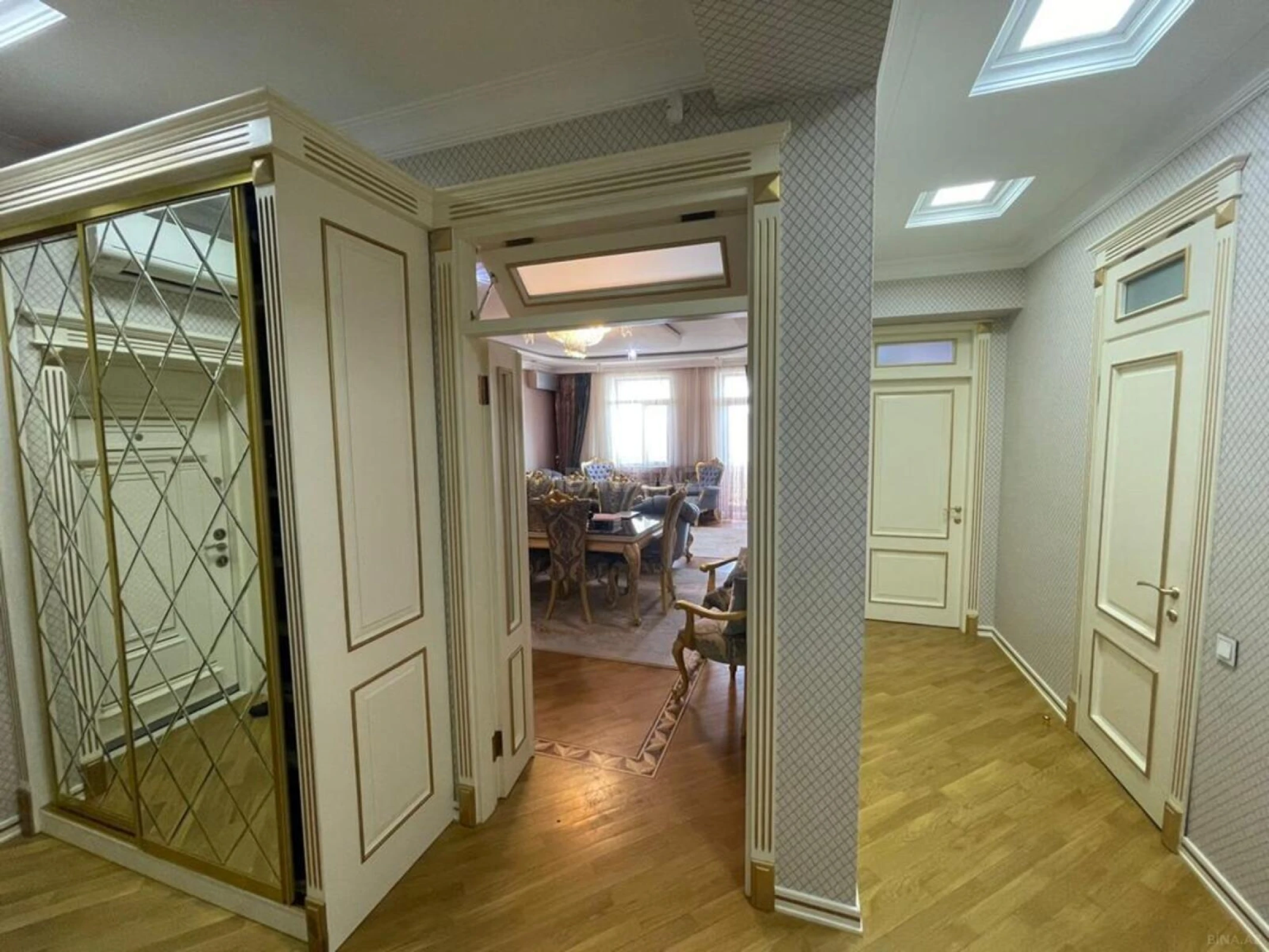 Satılır 4 otaqlı mənzil 175 m²