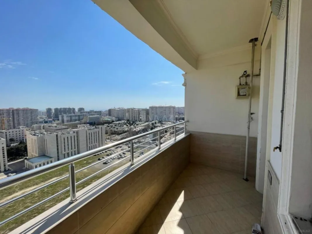 Satılır 4 otaqlı mənzil 175 m²