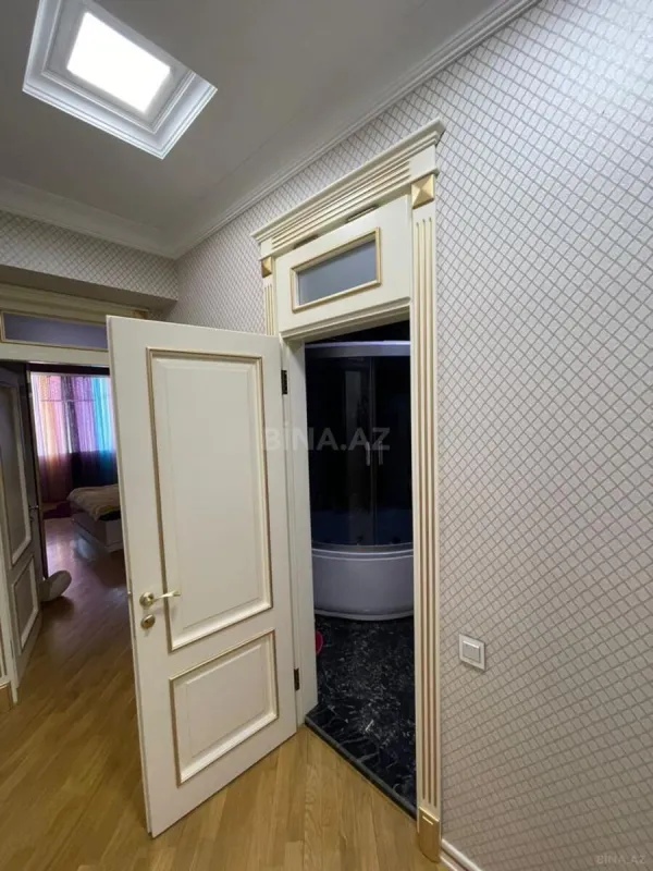 Satılır 4 otaqlı mənzil 175 m²